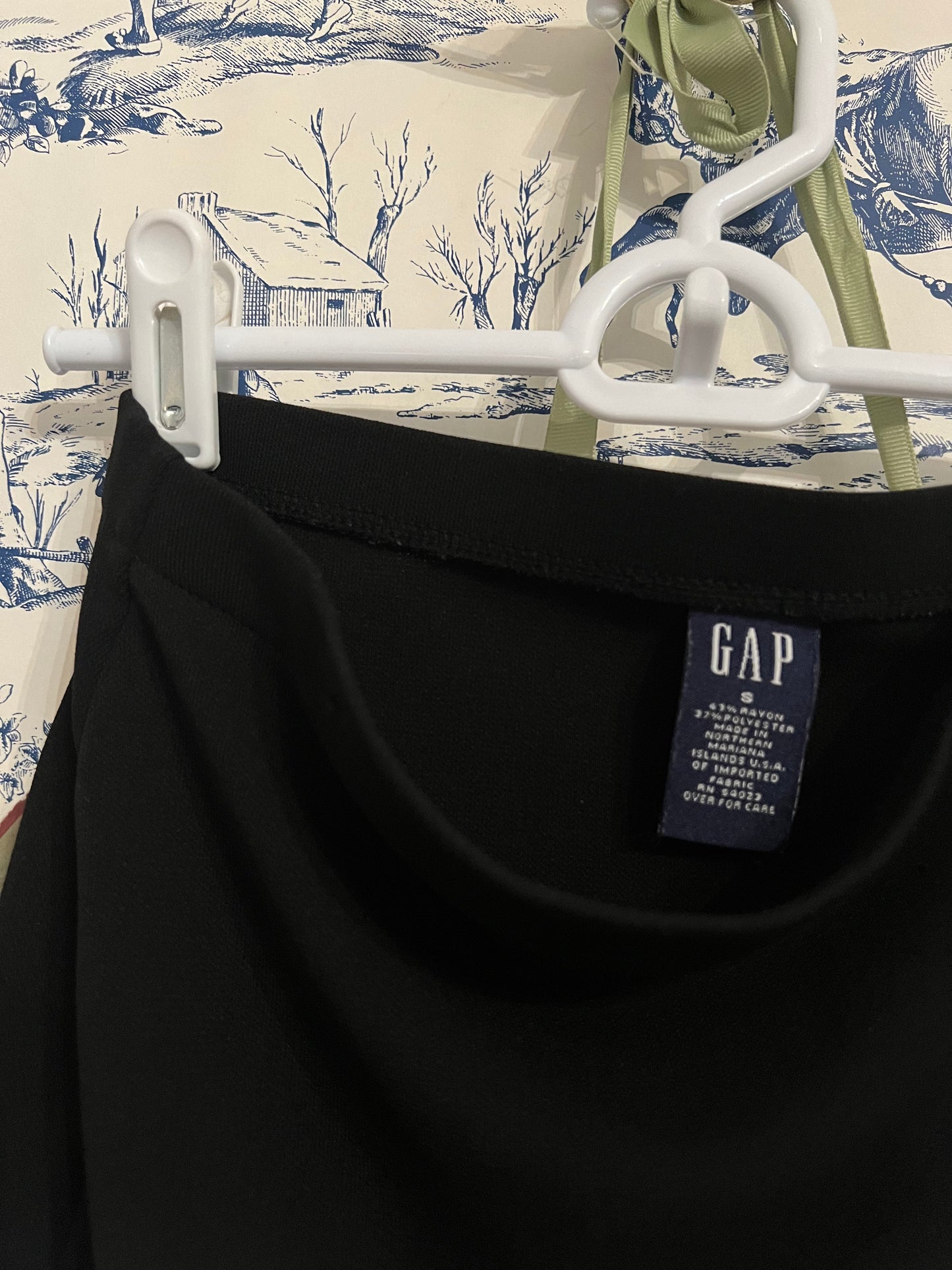 GAP Black Mini Skirt | Classic Chic | Pre-Loved Essential | Size S