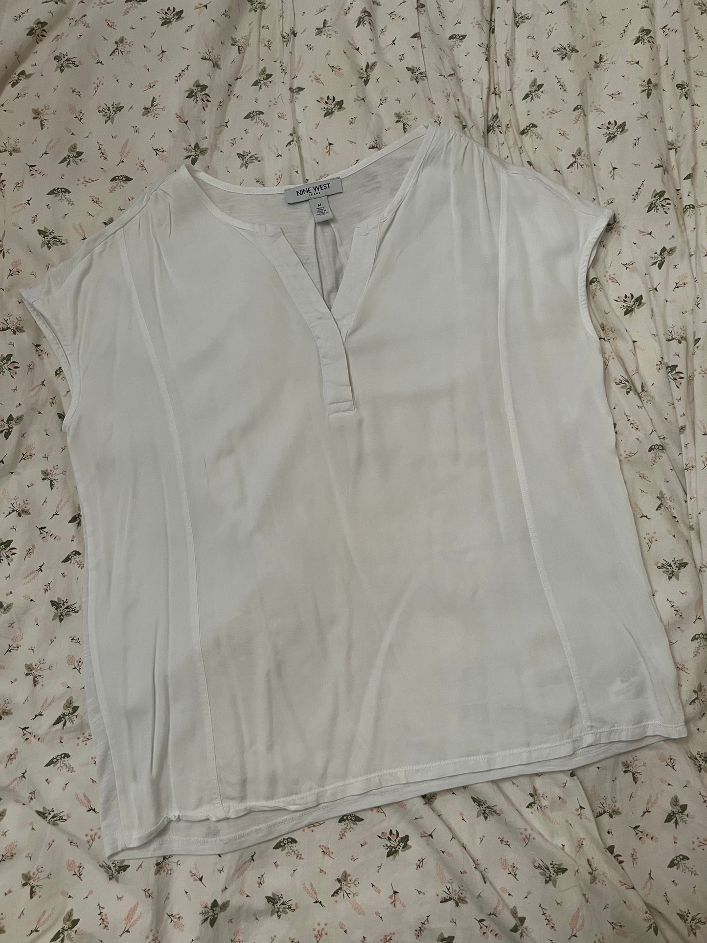 Nine West White Short Sleeve Shirt | Minimalist Chic | Pre-Loved Essential | Size M