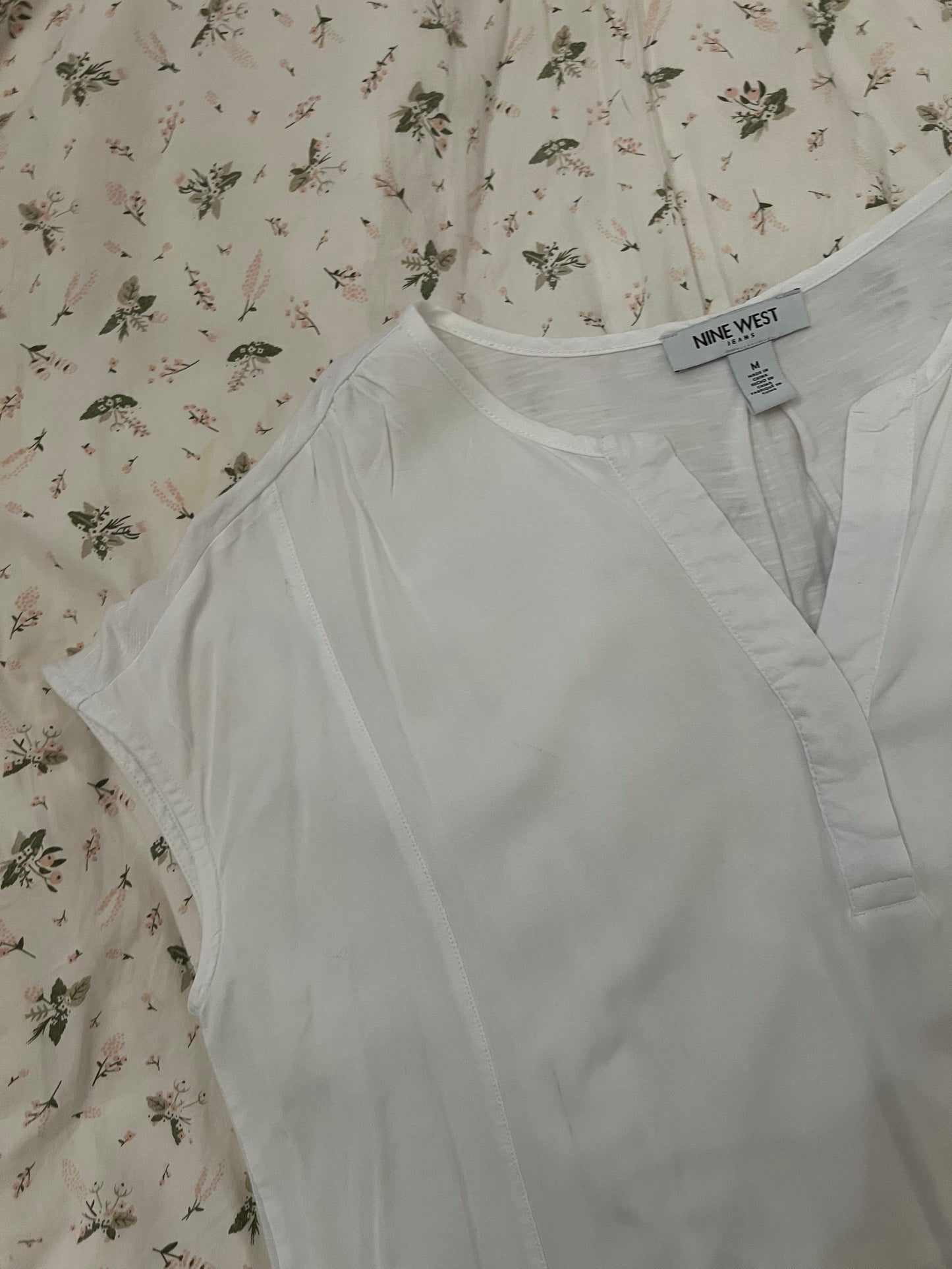 Nine West White Short Sleeve Shirt | Minimalist Chic | Pre-Loved Essential | Size M