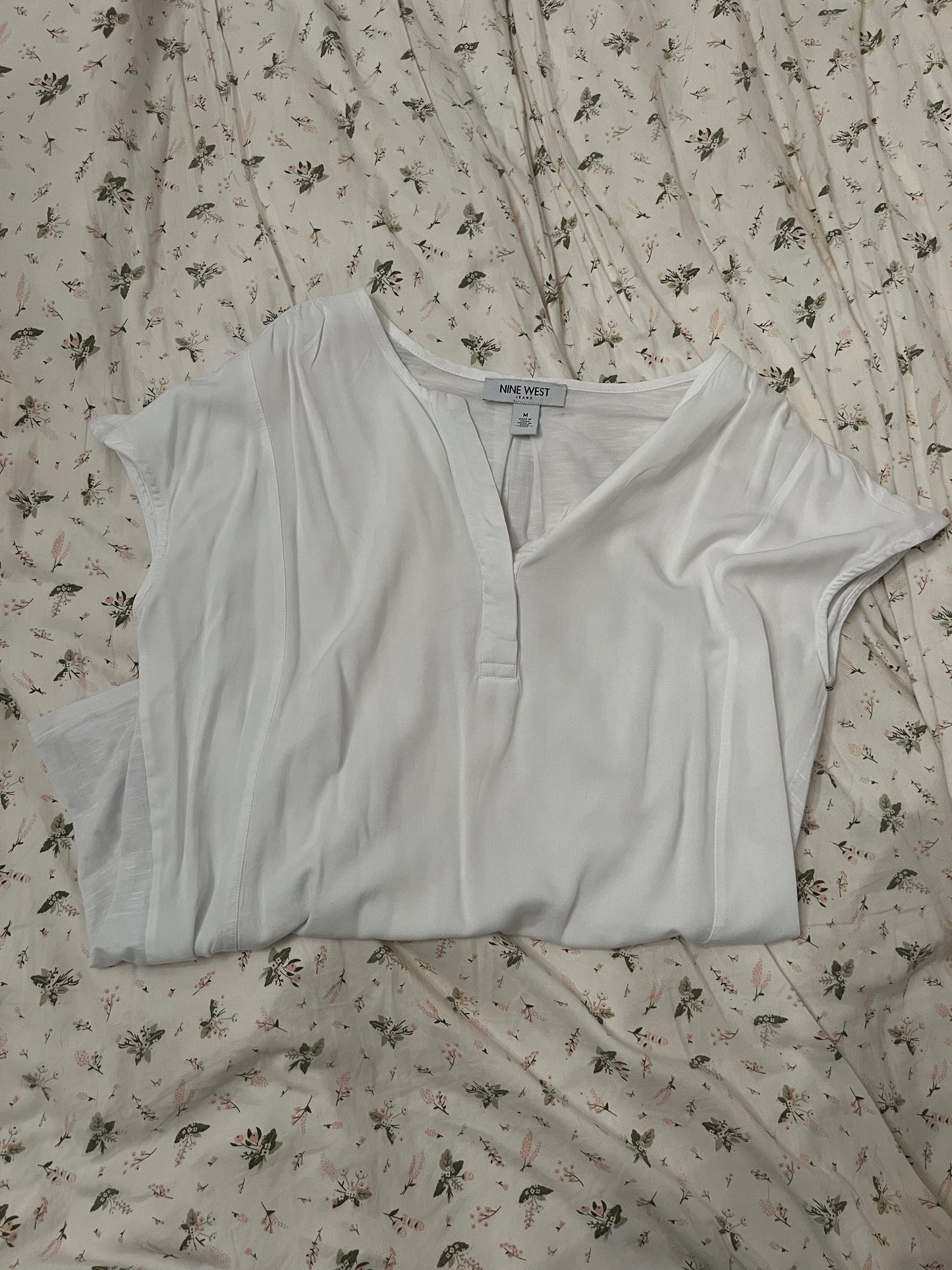 Nine West White Short Sleeve Shirt | Minimalist Chic | Pre-Loved Essential | Size M